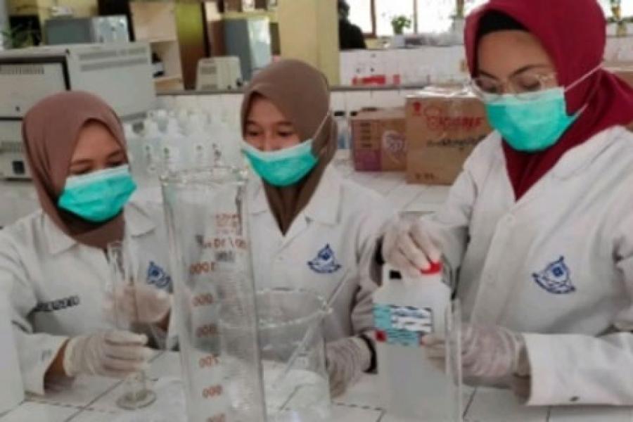 Mahasiswa Kukerta Relawan Covid-19 UNRI Kembali Produksi Hand Sanitizer
