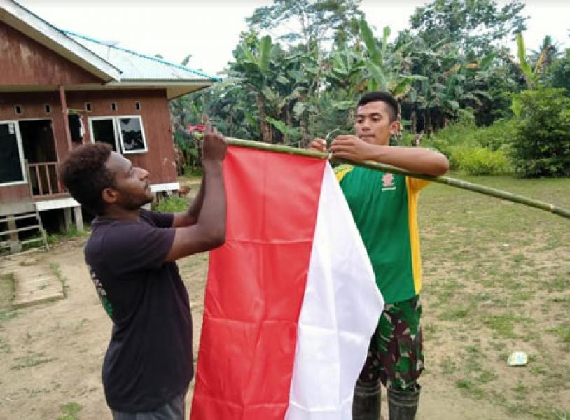 Manunggal Dengan Rakyat, Satgas 754 Kostrad Bersama Masyarakat Pasang Bendera di Distrik Jita