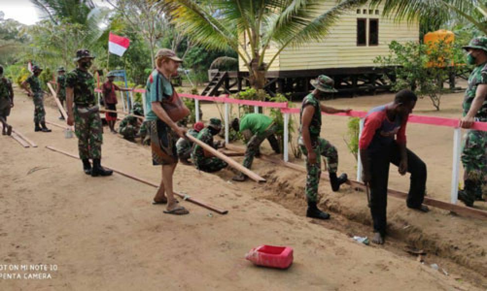 Meriahkan HUT RI Ke-75, Prajurit Yonif 125 Ajak Warga Gotong Royong Pembenahan dan Pengecatan Pagar. 