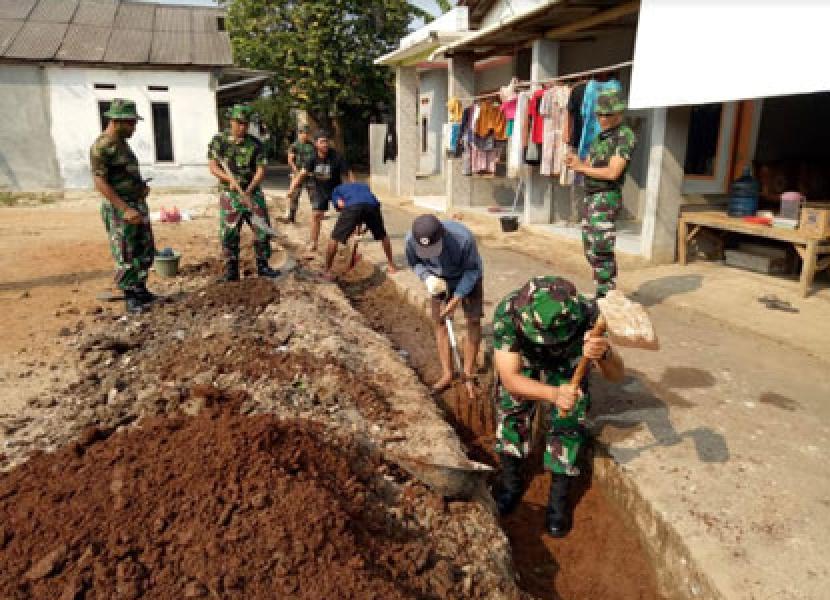 Peduli Lingkungan, Kodiklat TNI Bangun Drainase Masyarakat Melalui Karya Bhakti