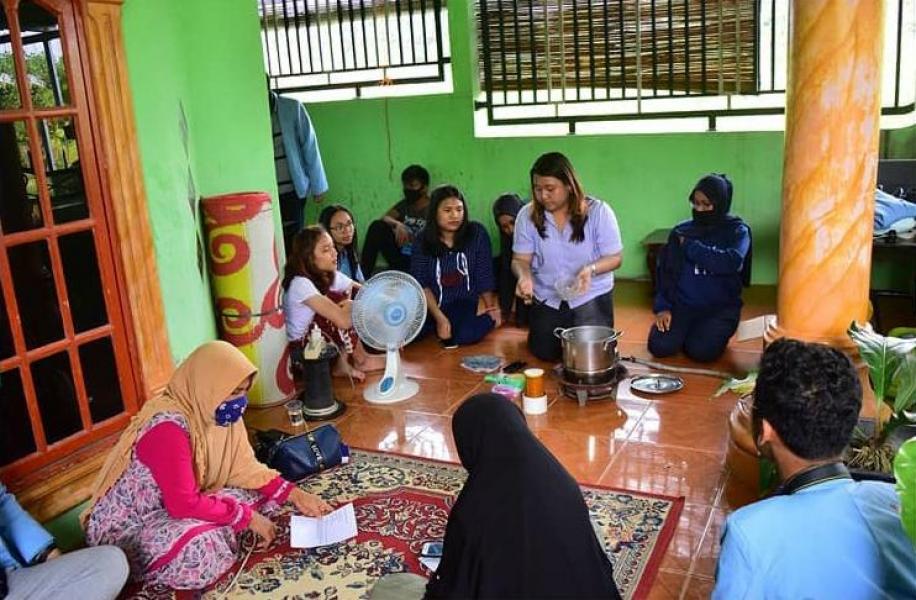 Pengabdian Kepada Masyarakat, Tim Kukerta Unri Ajarkan Warga Buat Jamu Kunyit Asam