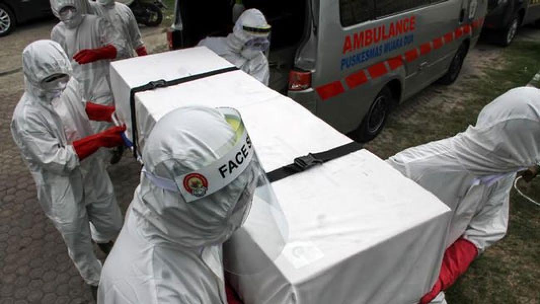 Penjemput Paksa Basuh Muka dengan Air Liur Jenazah Covid-19