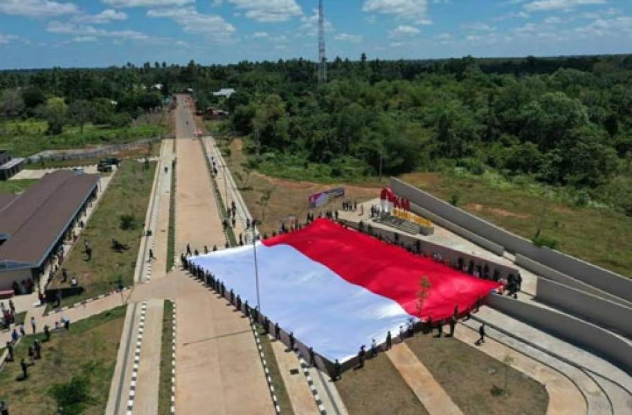 Peringati HUT RI Ke-75, Korem 174 Merauke Bentangkan Bendera Merah Putih Sepanjang 30 x 20 Meter di Titik 0 Km PLBN Sota Merauke