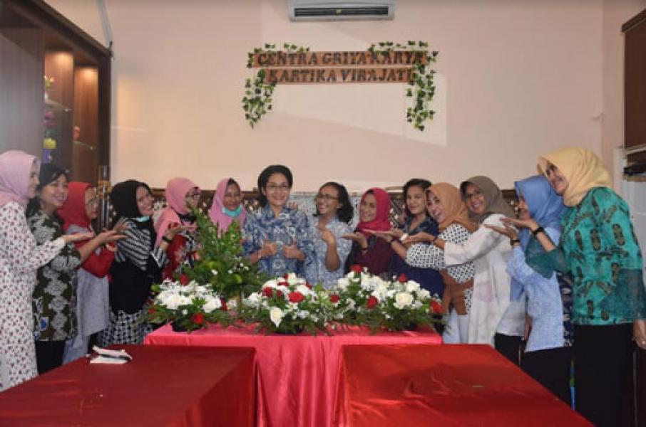 Persit Seskoad, Isi Moment Proklamasi Dengan Merangkai Bunga