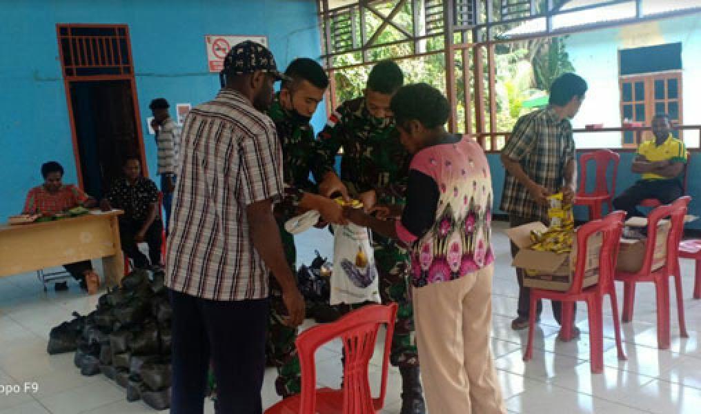 Personel Pamtas Yonif 125 Bantu Aparat Pemerintah Setempat Membagikan Sembako Kepada Warga