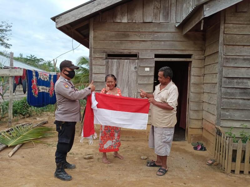 Polisi di Inhu Menyusuri Hutan Belantara Antar Bendera Merah-Putih Ke Suku Pedalaman