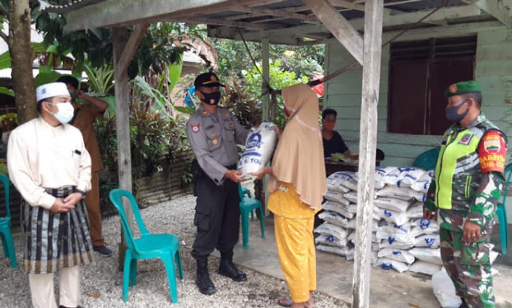 Polsek Kerinci Kanan Salurkan Bantuan Bagi Masyarakat Terdampak Covid-19