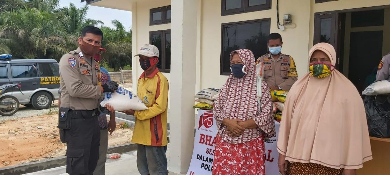 Polsubsektor Pelalawan Laksanakan Bhakti Sosial Pembagian Sembako ke Masyarakat Terdampak Covid-19