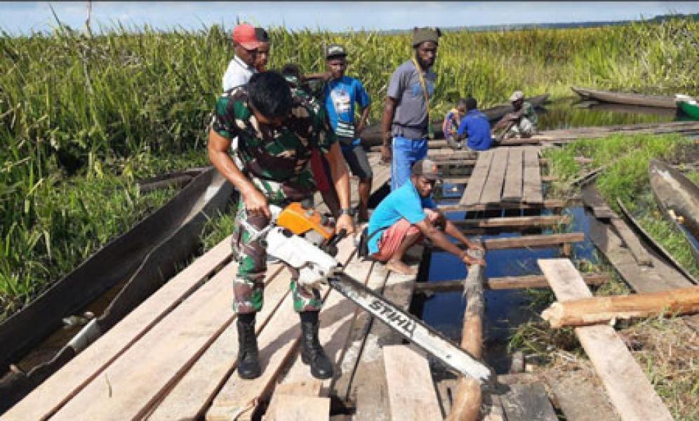 Prajurit Pamtas Yonif 125 Bersama Warga Perbaiki Dermaga di Ujung Muara Kampung Rawa Biru