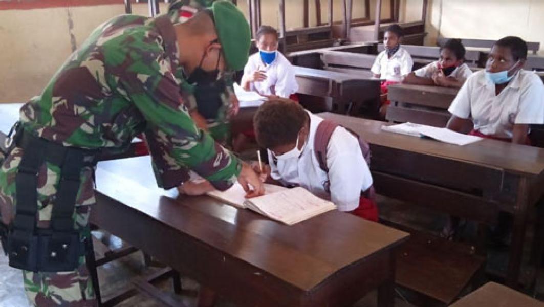 Prajurit TNI Yonif 125 Mengabdikan Diri Membantu Tenaga Pendidik di Sekolah Perbatasan