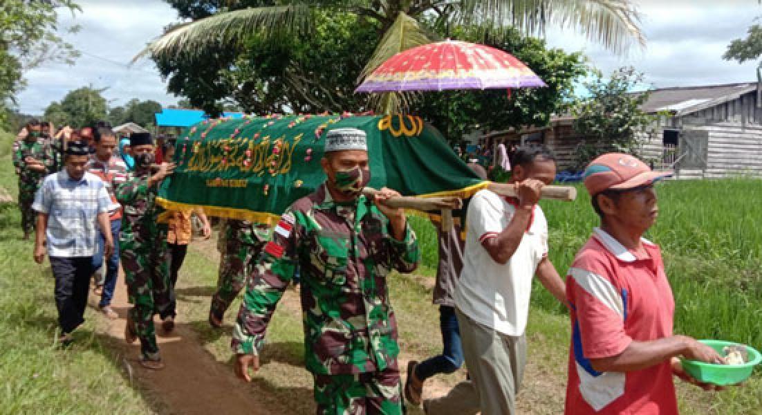 Prajurit TNI Yonif 125/Simbisa Ikut Membantu Proses Pemakaman Warga