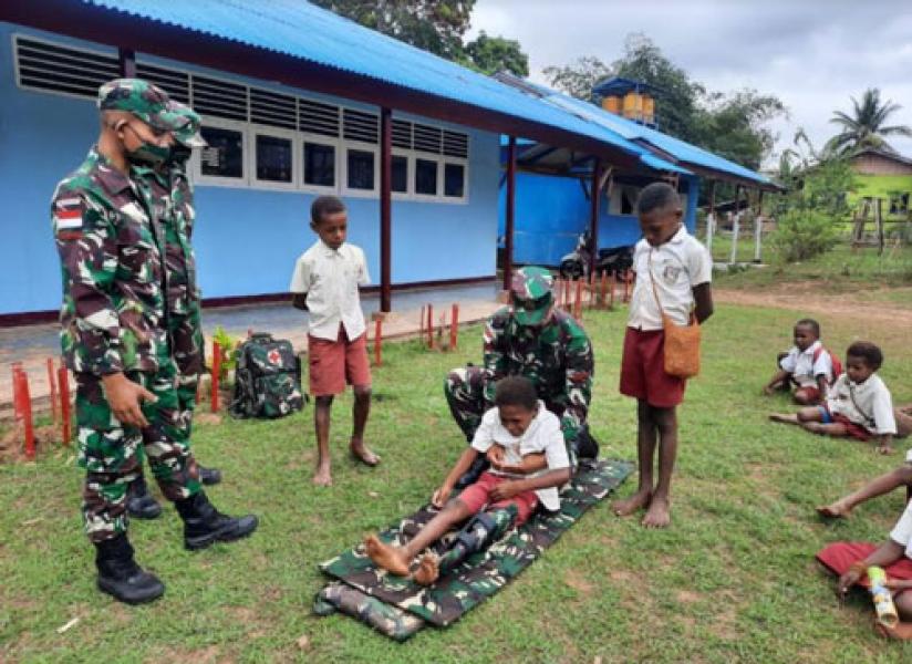 Prajurit Yonif 125 Ajarkan Materi Pelayanan Kesehatan Kepada Anak Sekolah Dasar di Perbatasan