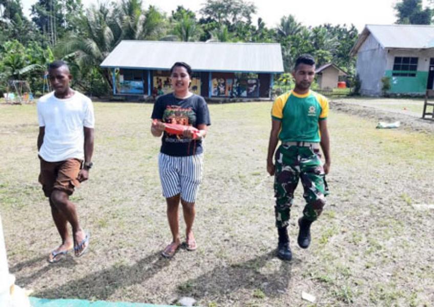 Prajurit Yonif 413 Bremoro Latih Pengibar Bendera Upacara Hari Kemerdekaan RI