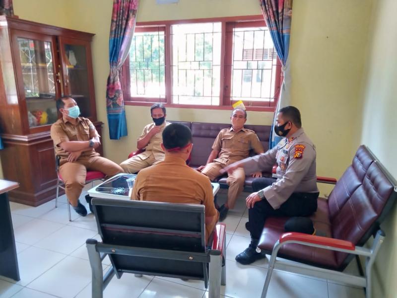 Sambangi Kantor Desa Banjar Panjang, Kapolsek Kerumutan Sosialisaikan Penerapan Adaptasi kebiasaan Baru