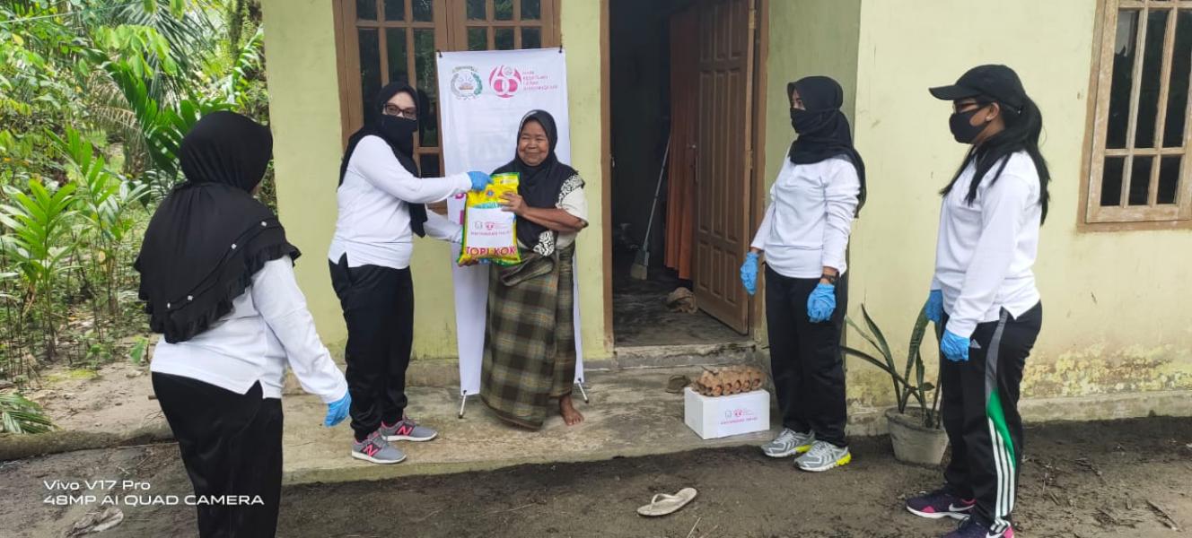 Sambut HKGB Ke-68, Ketua Bhayangkari Ranting Polsek Bunut Bagikan Sembako