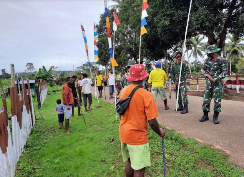 Sambut HUT RI Ke-75, Prajurit Yonif 125/SMB Bersama Warga Hiasi Kampung Toray Dengan Bendera Merah Putih dan Umbul-Umbul
