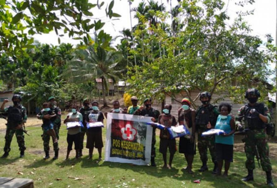 Satgas Pamtas RI-PNG Yonif 413 Kostrad Berikan Pengobatan Gratis dan Kelambu Disinfektan