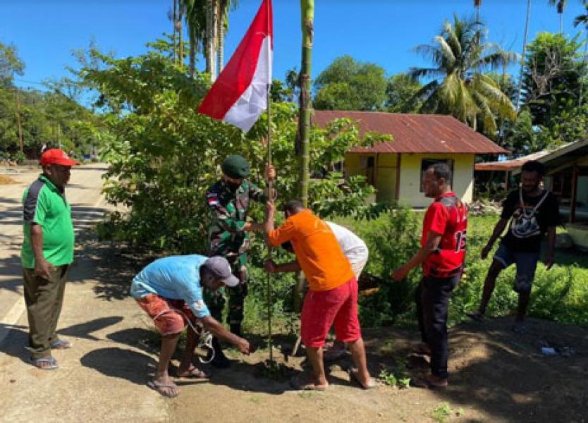 Satgas Yonif 413 Bremoro Gagas Pemasangan Bendera Merah Putih di Kampung Nafri