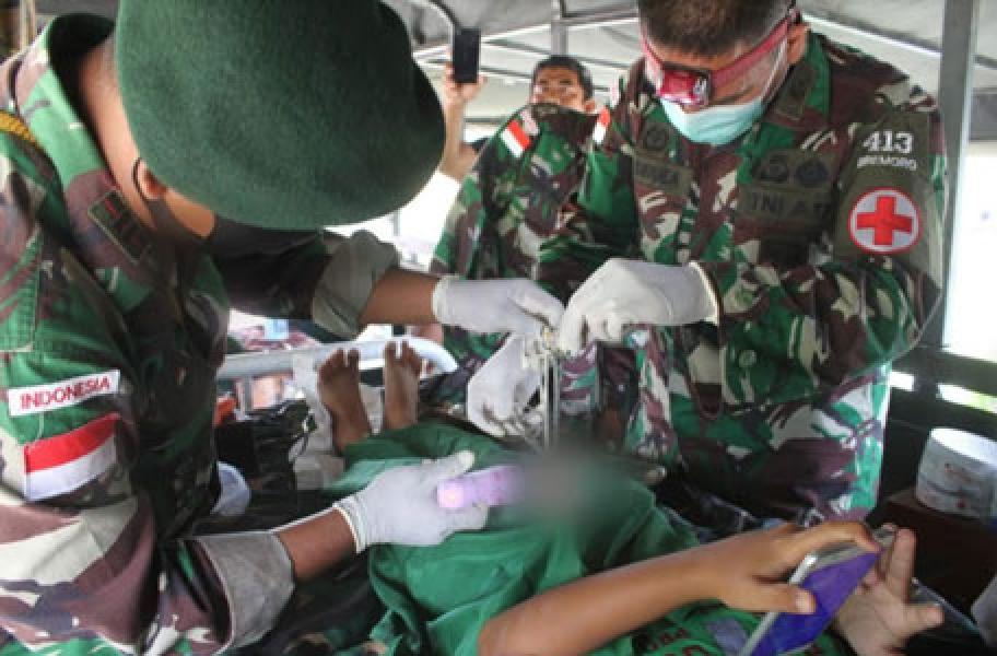 Satgas Yonif 413 Bromoro Peringati Tahun Baru Islam Gelar Khitanan Massal dan Pengobatan Massal