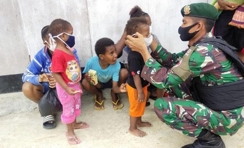 Satgas Yonif 413 Kostrad Bantu Posyandu di Papua