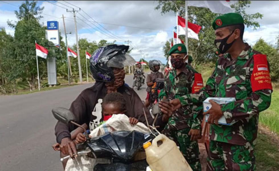 Satuan Sigap Covid-19 Korem Merauke Sosialisasi Protokol Kesehatan dan Bagikan Masker Kepada Pengguna Jalan