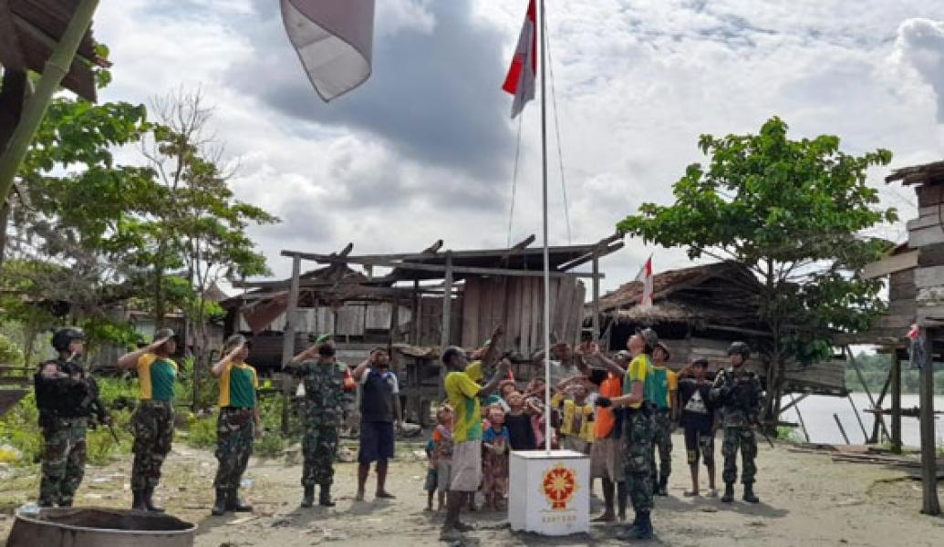 Semarakkan HUT Kemerdekaan RI ke-75, Satgas 754 Kostrad Tempuh Jalur Sungai Untuk Kibarkan Merah Putih di Papasena
