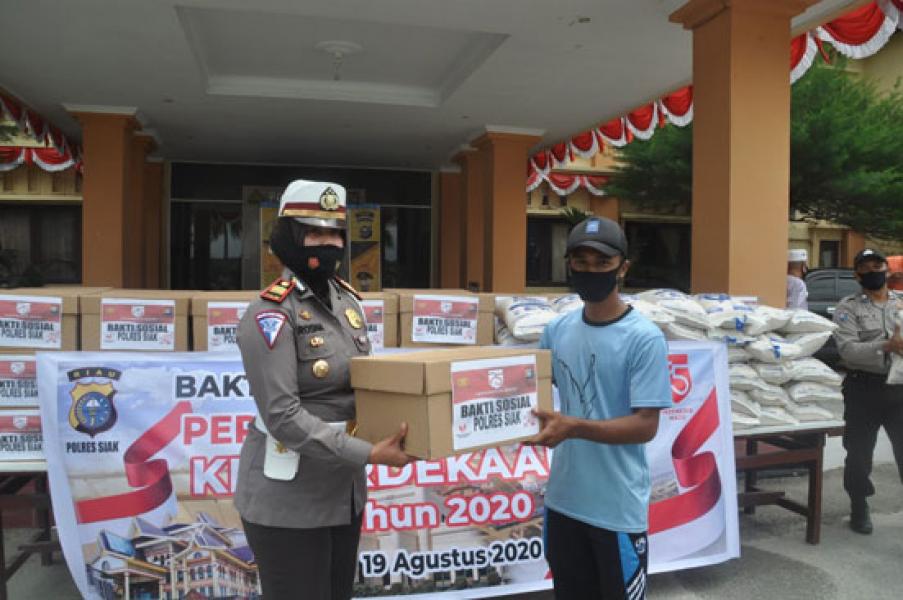 Sempena Dirgahayu RI Ke-75, Polres Siak dan Polsek Jajaran Serentak Salurkan 800 Paket Sembako