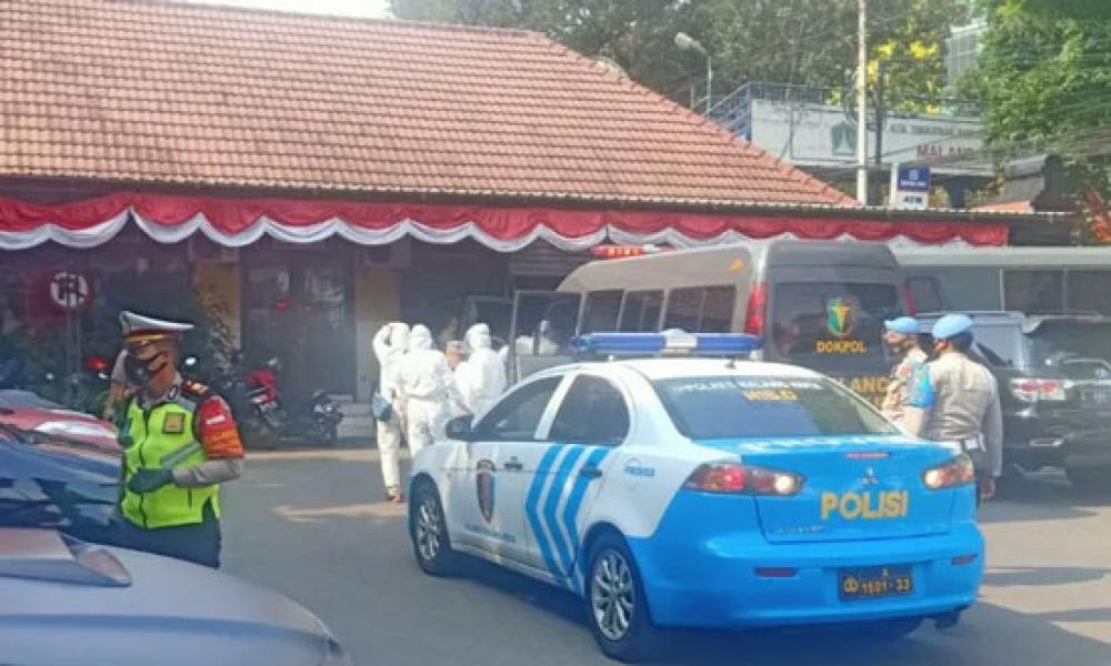 TNI-Polri Jemput Paksa Warga Pencium Jenazah Pasien Covid-19 di Malang