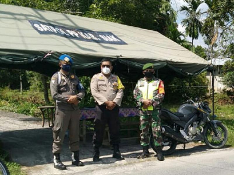Tim Gabungan Babinsa Koramil 03, Polsek dan Satpol PP Siak Siaga 24 Jam di Posko Covid-19
