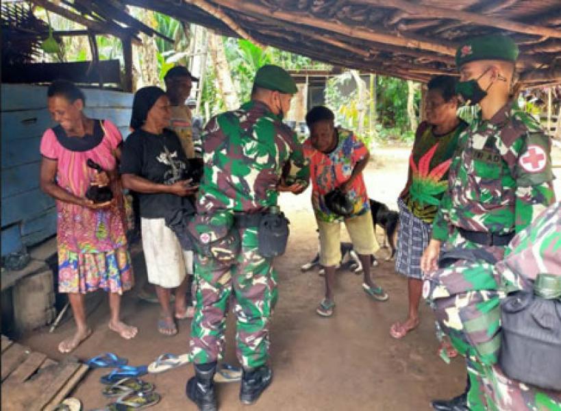 Tim Kesehatan Satgas Pamtas RI-PNG Yonif 125 Lakukan Pelayanan Kesehatan Keliling