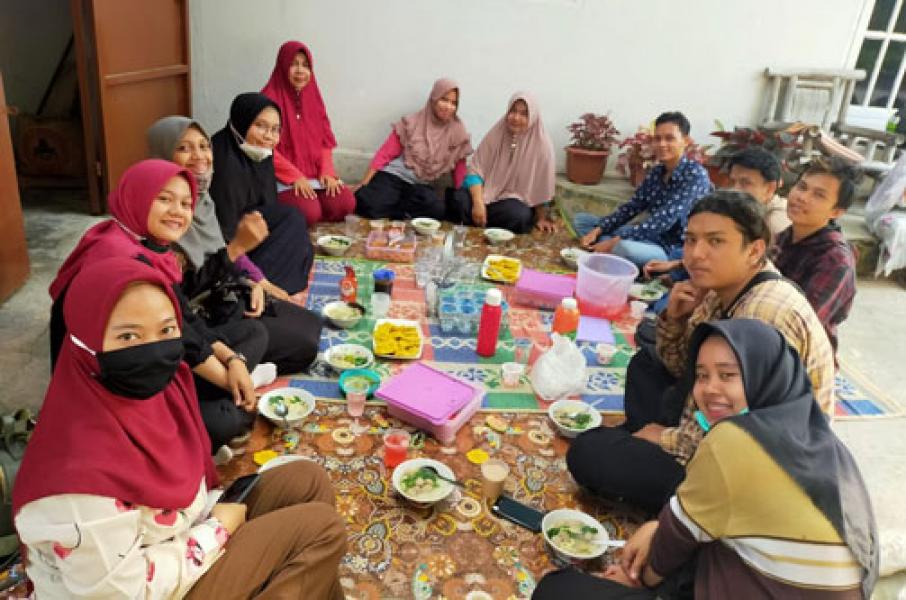 Tim Pengabdian Masyarakat KUKERTA Universitas Riau Bagikan Produk Pangan Kesehatan