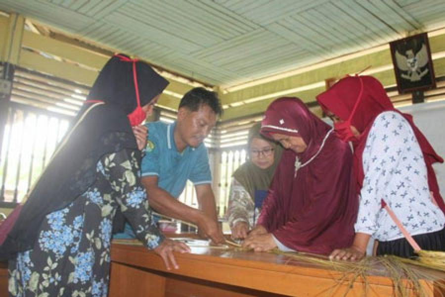 Tim Pengabdian Unri Kenalkan Lidi Sawit Menjadi Produk Hand Made di Desa Sako Kuansing