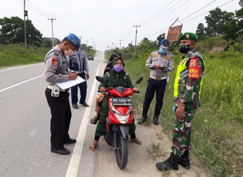Tim Satgas Covid 19 di Pos Perbatasan Lakukan Pemeriksaan Ketat Pada Pengguna Jalan