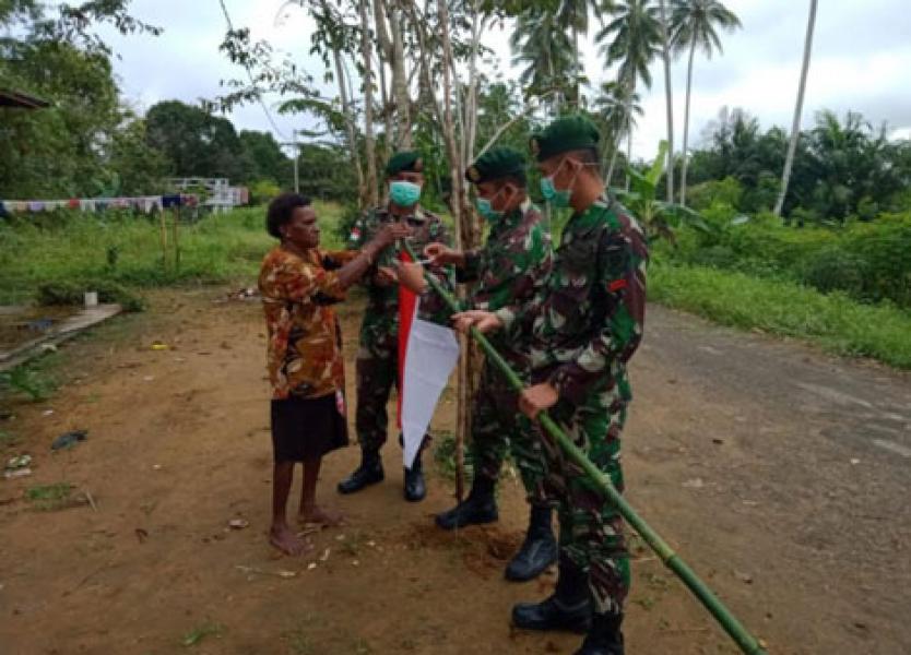 Tingkatkan Rasa Nasionalisme, Satgas 754 Kostrad Adakan Anjangsana dan Bagikan Bendera di Emete