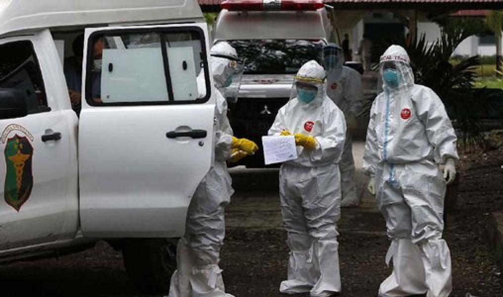 Usir Tim Medis, Keluarga Pasien Buka Plastik Jenazah Covid
