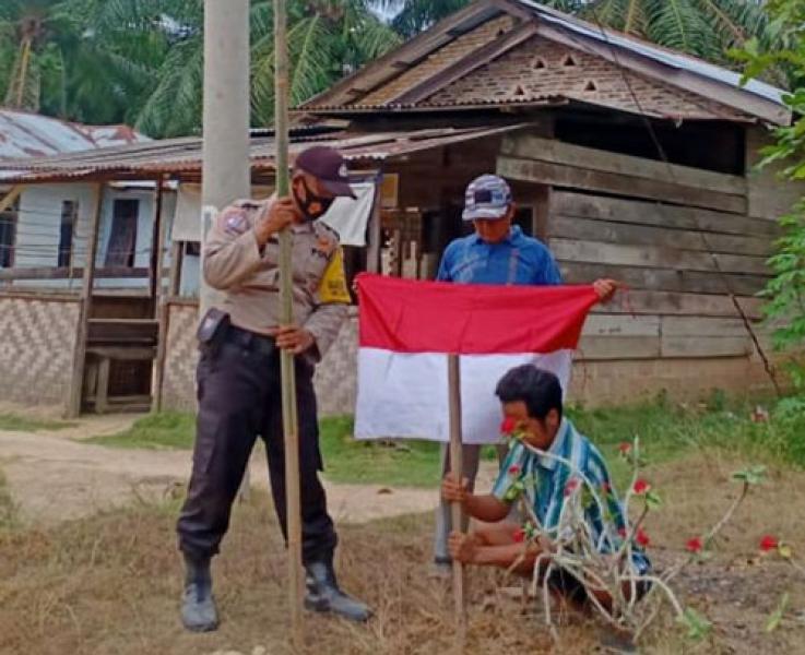 Wujudkan Cinta Tanah Air, Polsek Bukit Kapur Bagikan Bendera Merah Putih ke rumah-rumah Warga