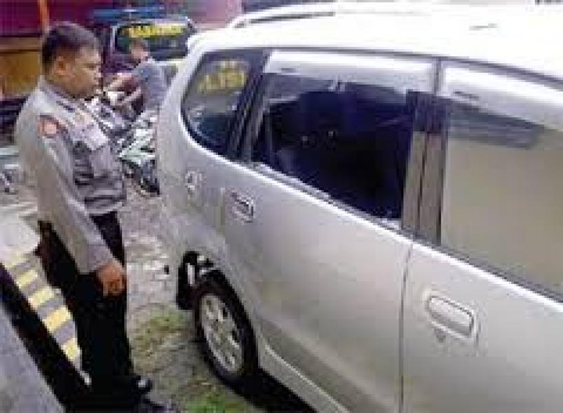  Ditinggal Sebentar Mobil Suzuki Swift Dipecah