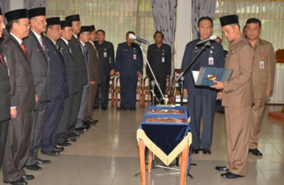 12 Pejabat Pemko Eselon II dan III di Mutasi