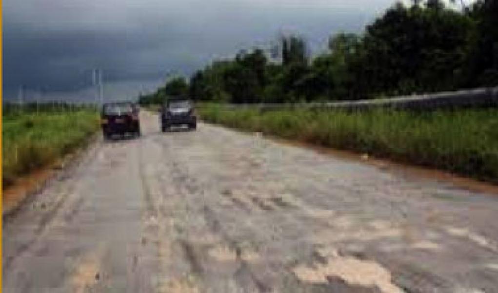 24 Km Jalan ke Pelabuhan Tanjung Buton Rusak Parah