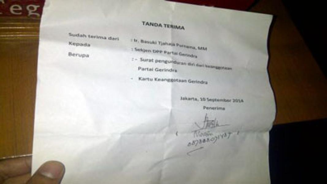 Ahok Tunjukkan Bukti Surat Pengunduran Diri