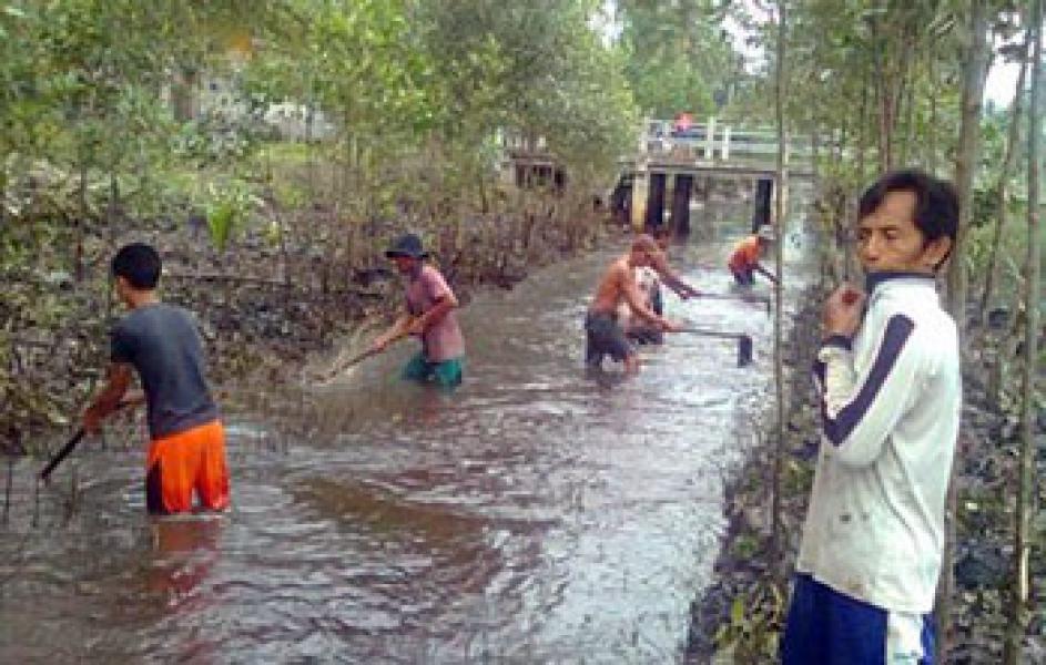 Antisipasi Banjir, Masyarakat Banglas Barat Bersihkan Sungai Niur