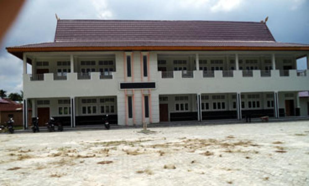 Bangunan SMP Negeri 37 Tampak Retak-retak