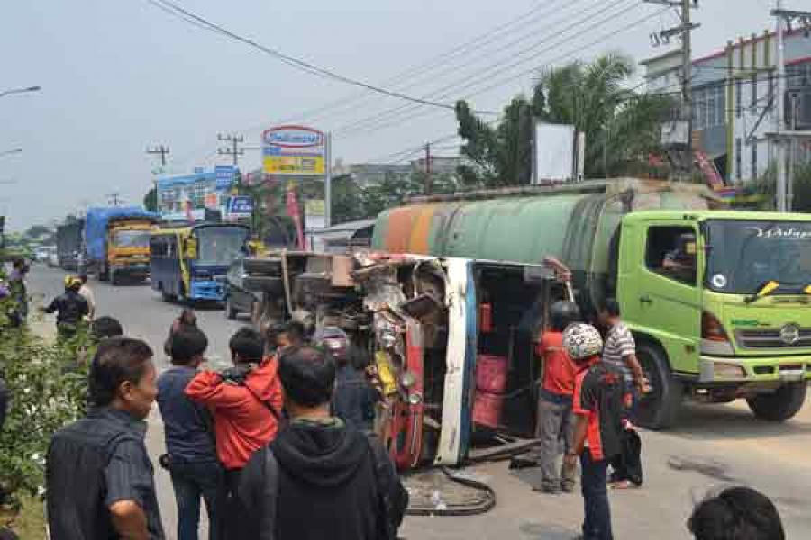 Bus Idola Terbalik di Jalan Soebrantas