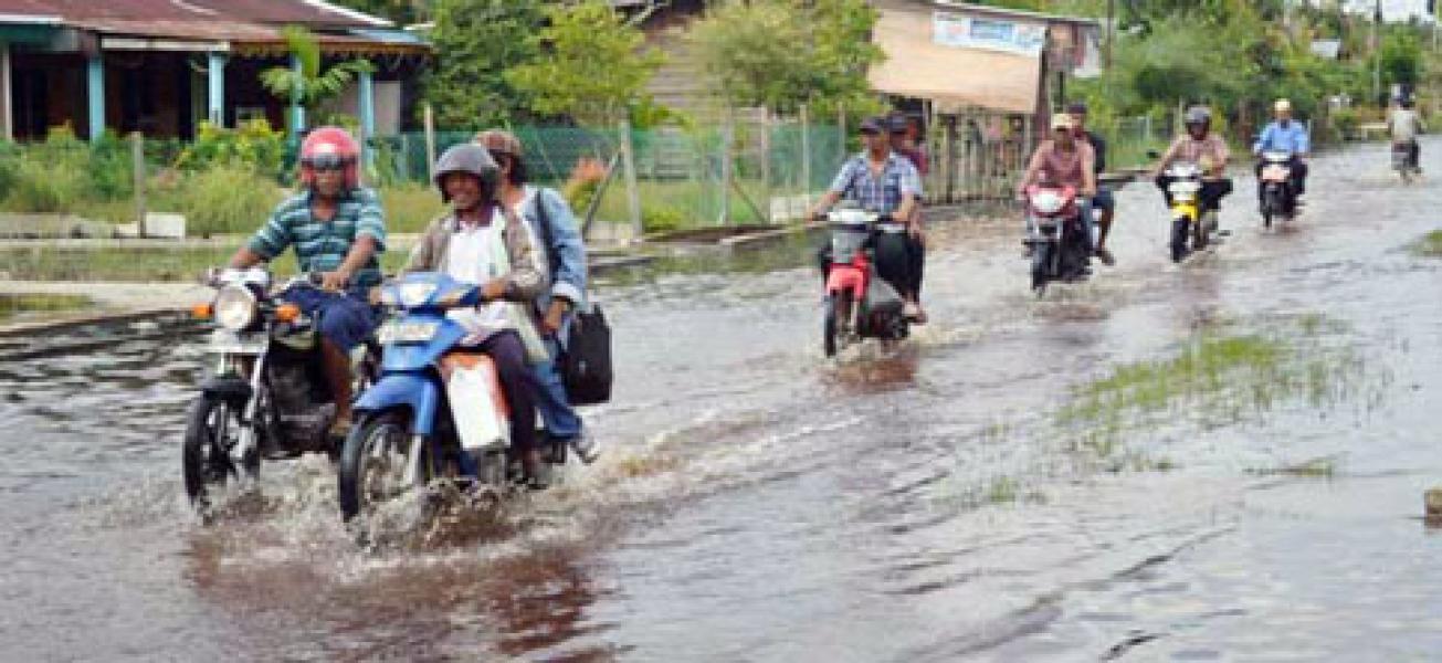 Drainase Tersumbat Jalan Utama Terendam Banjir
