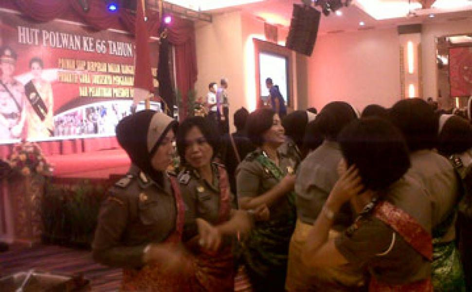 HUT Polwan ke-66 Polda Riau Dihebohkan dengan Joget Saweran