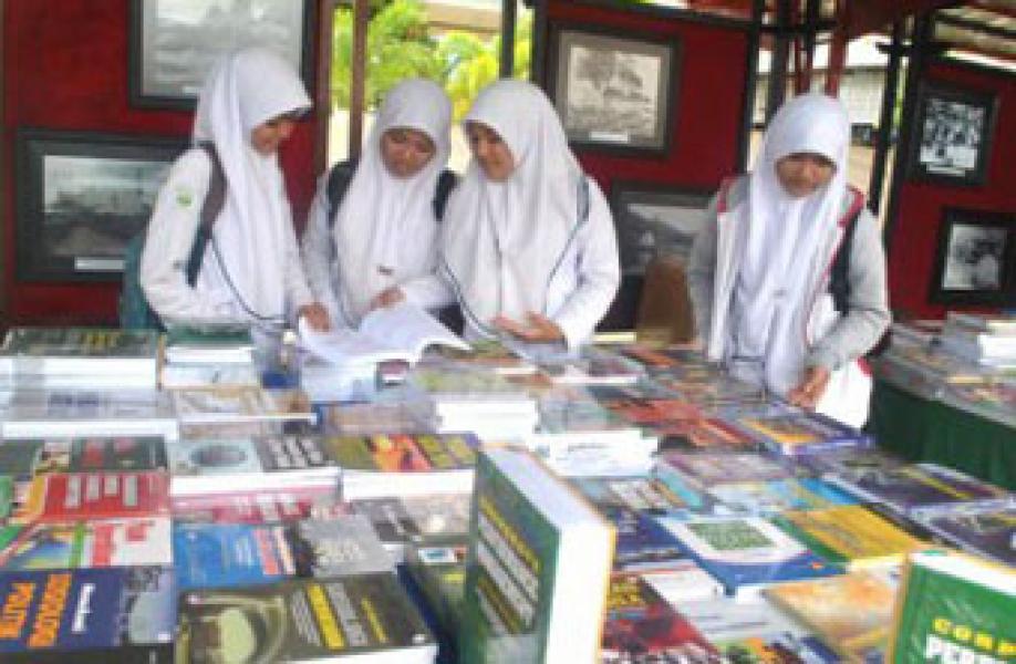 Inhu Raih Juara 2 Pada Ajang Pameran Perpustakaan