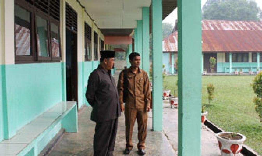 Kakan Kemenag Kampar Monitoring Pendataan EMIS di MTs Salo  