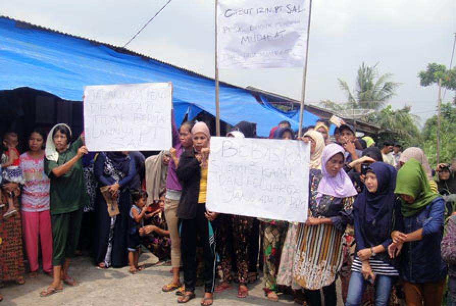 Kedatangan Bupati Inhil Disambut Protes Kaum Ibu