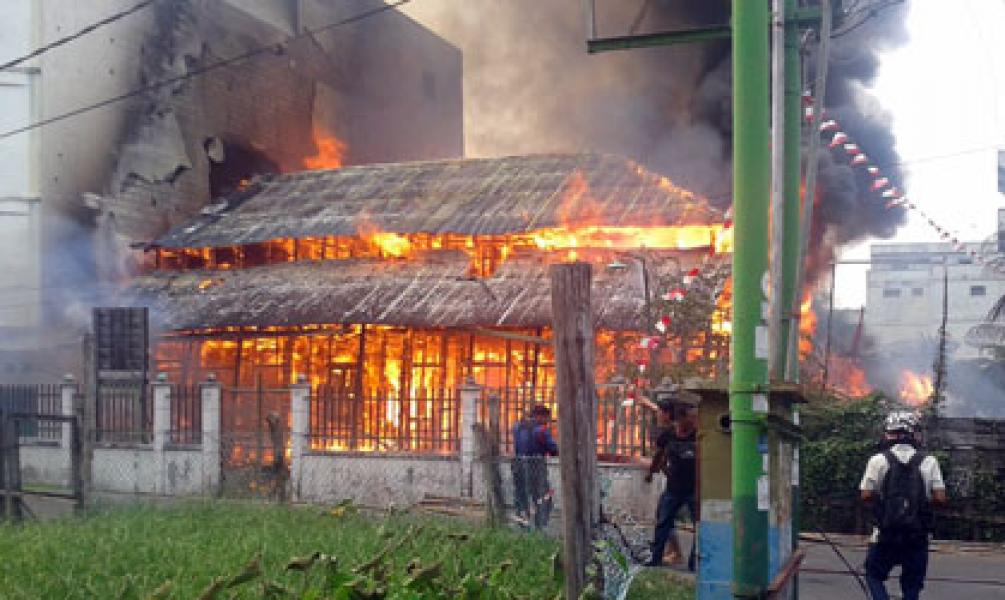 Mess Pujasera Alang Terbakar  