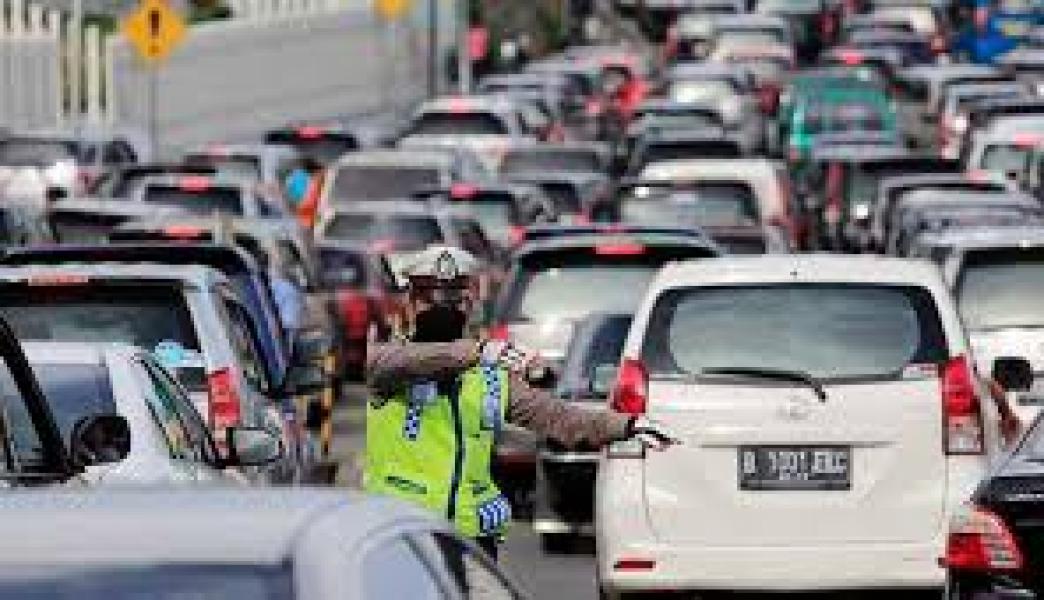Mobil Terbalik, Jalan Soebrantas Pekanbaru Macet